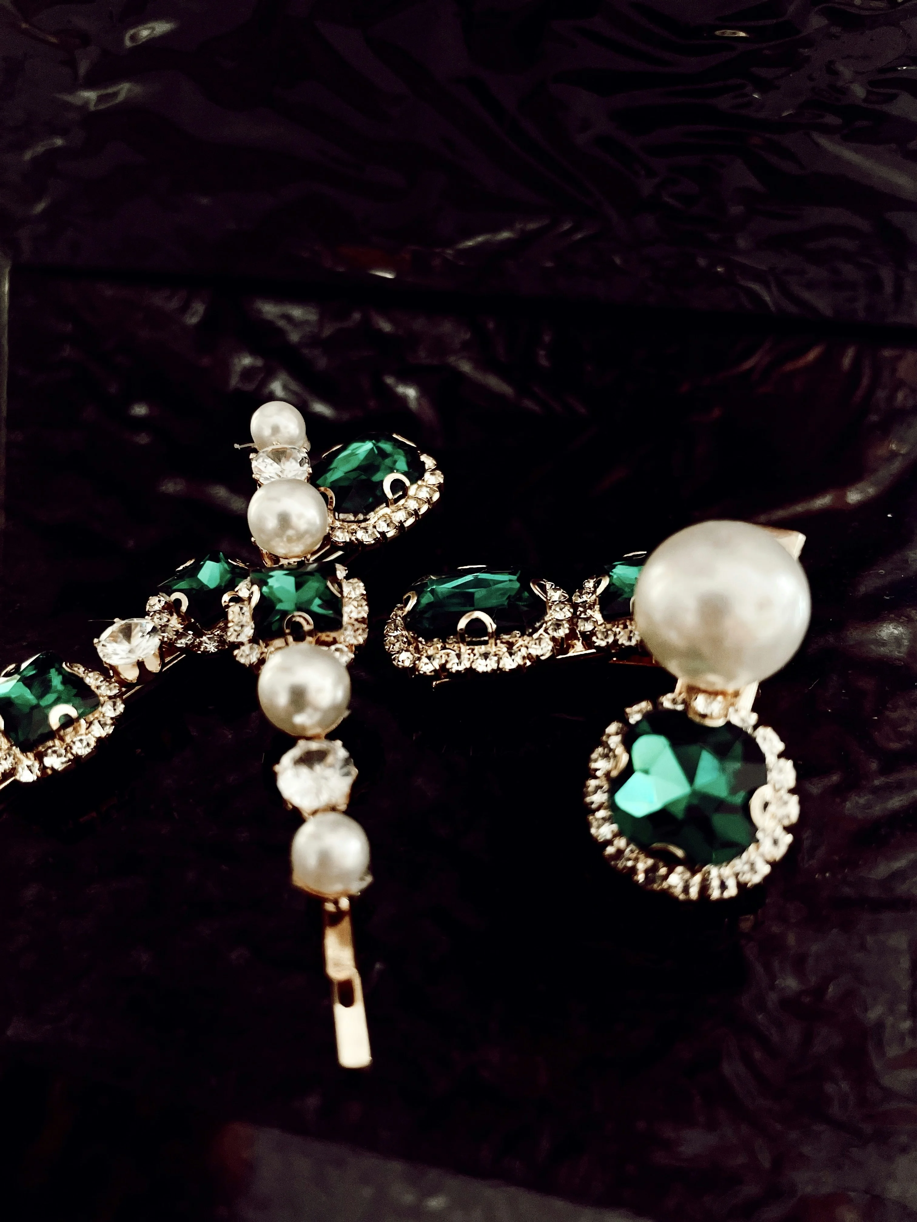 خلفية فاخرة لمجوهرات ذهبية متنوعة