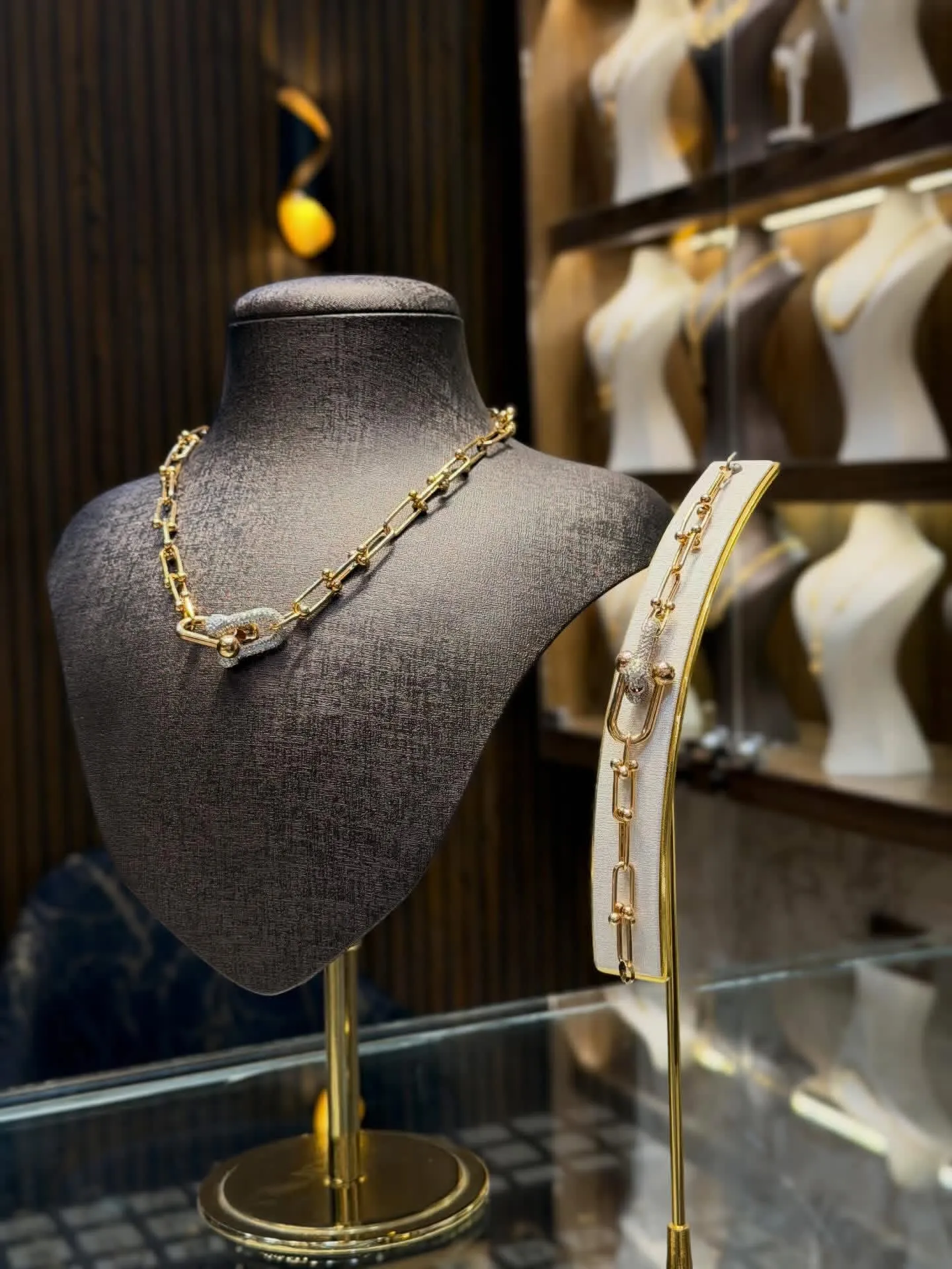 طقم تيفني - منظر أمامي