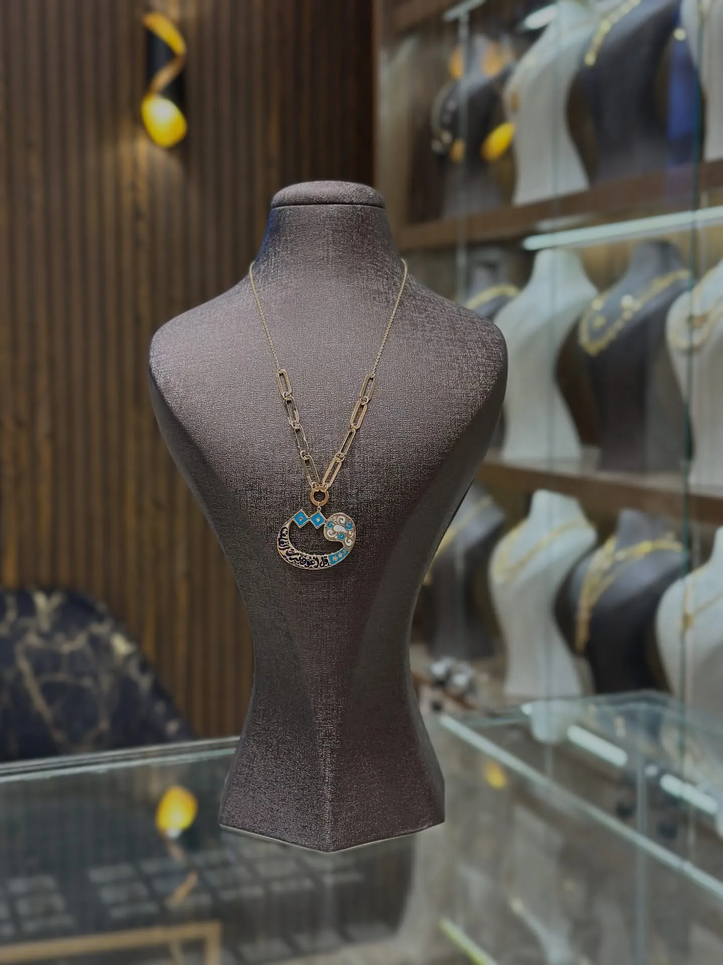 طوق قل - منظر أمامي