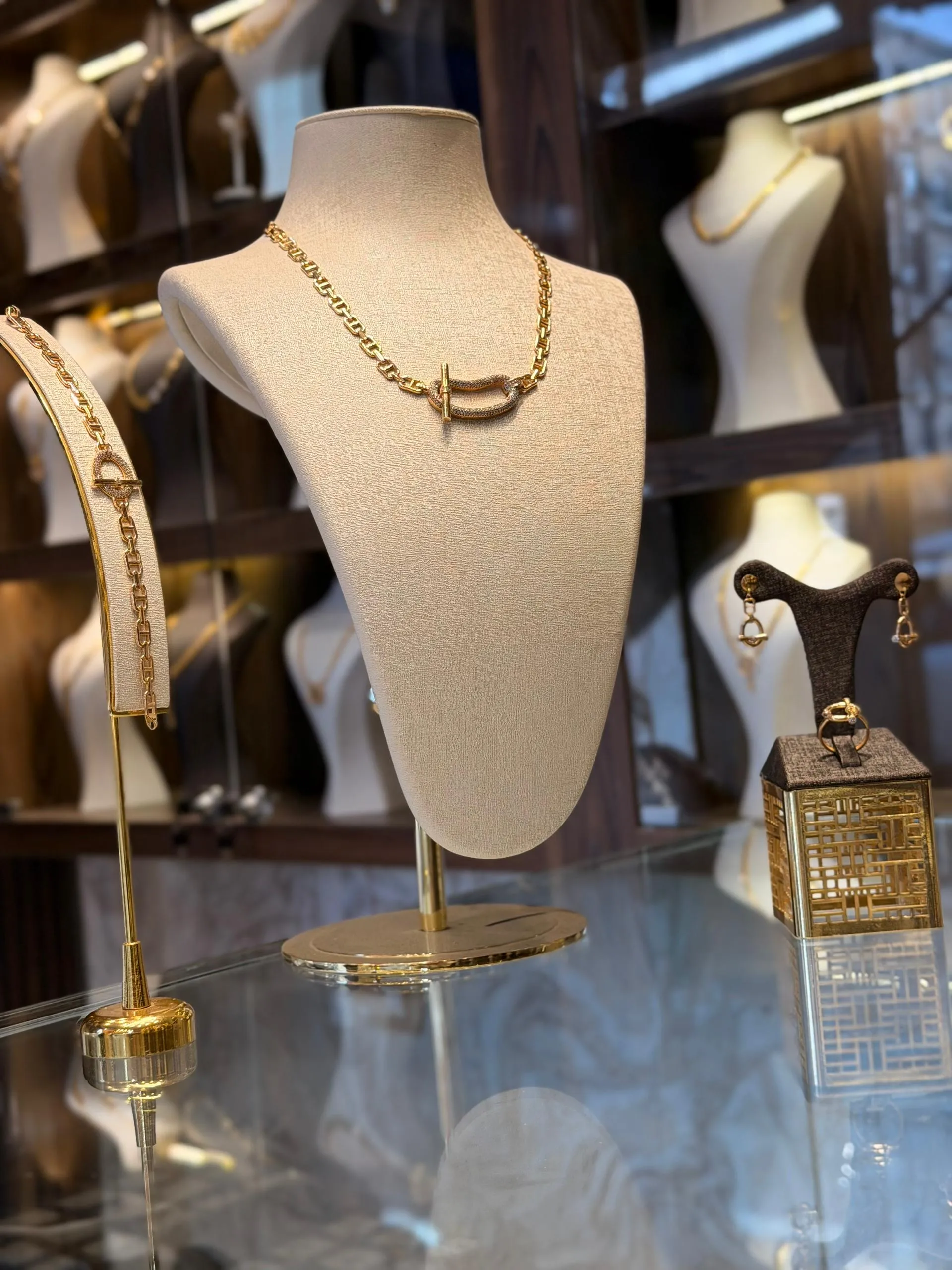 طقم هرمز - منظر أمامي