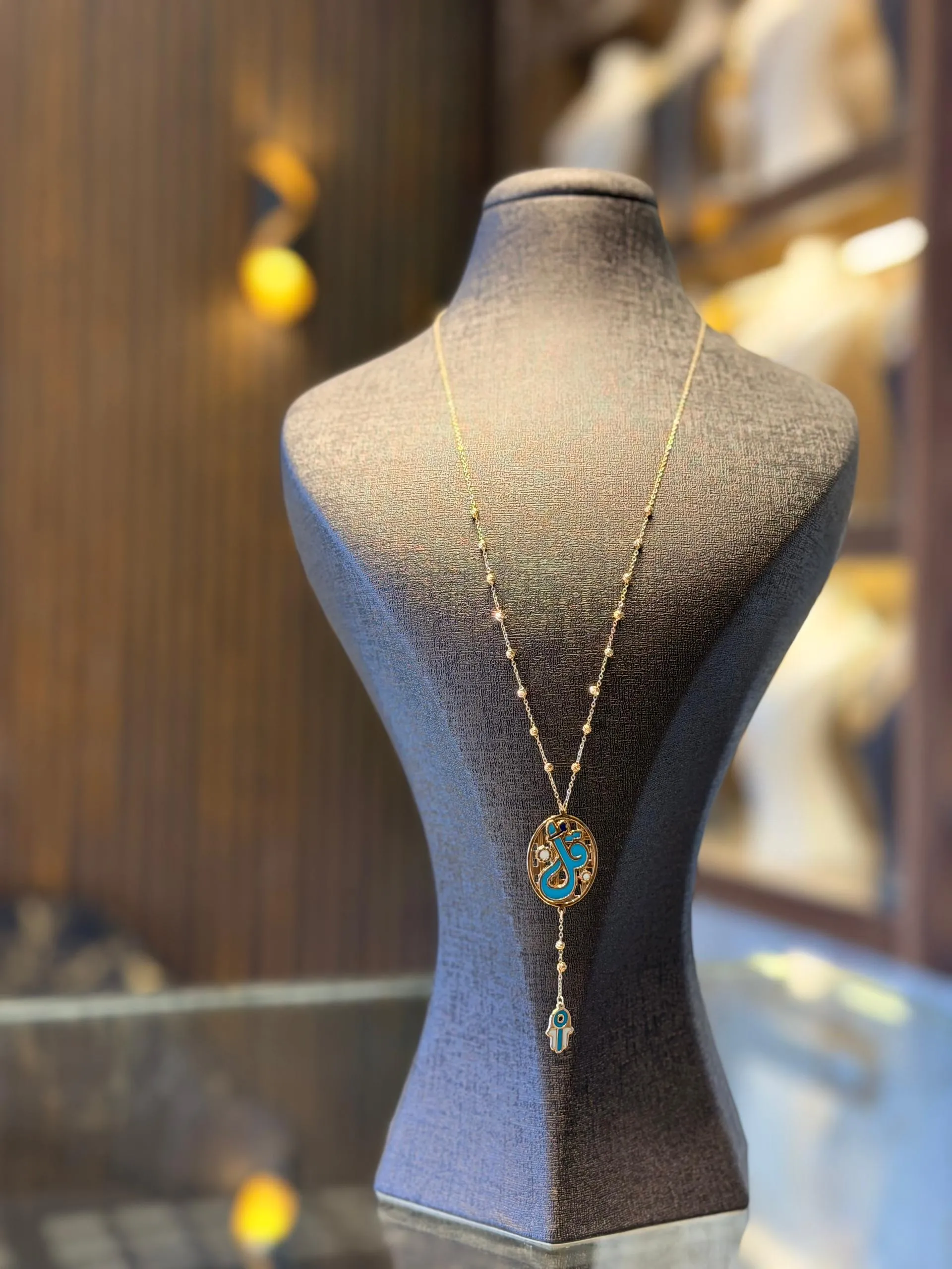 طوق قل طويل - منظر أمامي