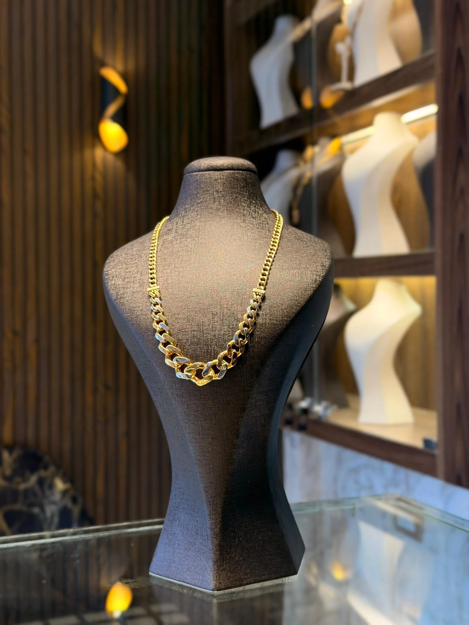 طوق زرد حديث - منظر أمامي