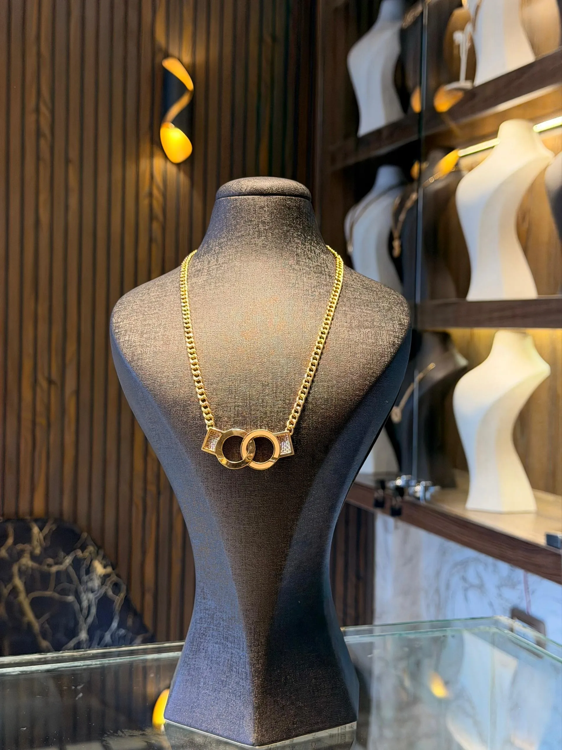 طوق زرد نقش المازي - منظر أمامي