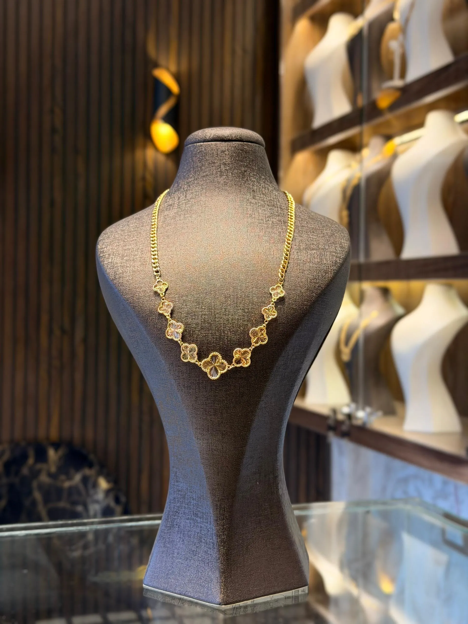 طوق فانكليف زرد - منظر أمامي