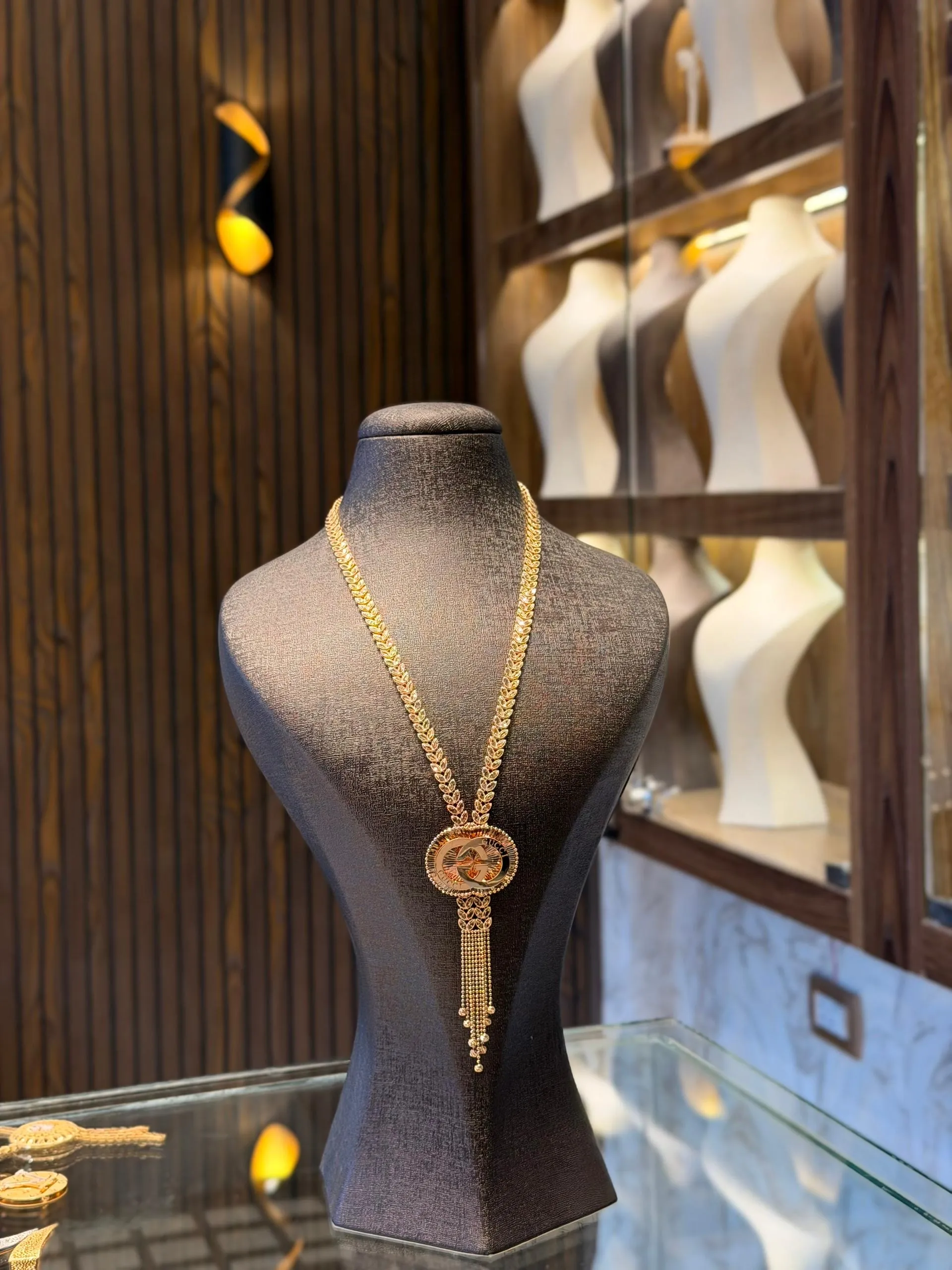 طوق سنبلة غوتشي - منظر أمامي