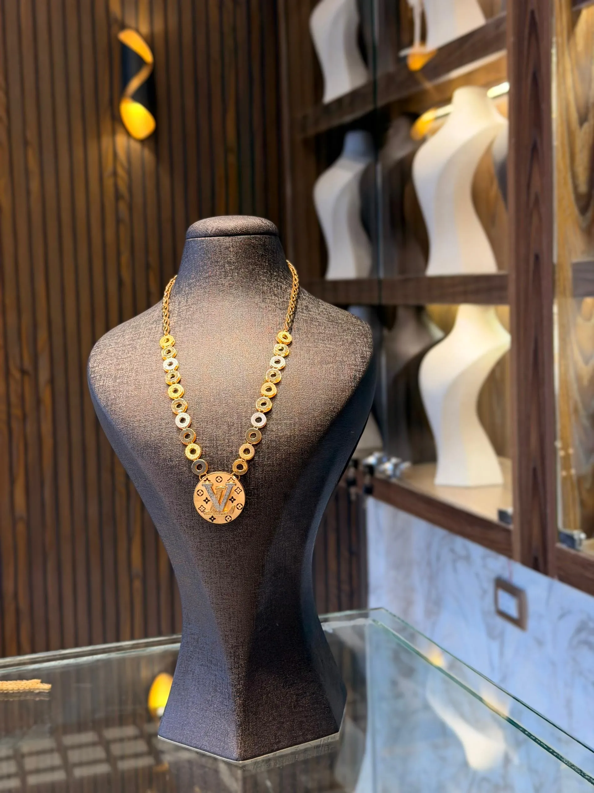 طوق LV اكسترا - منظر أمامي