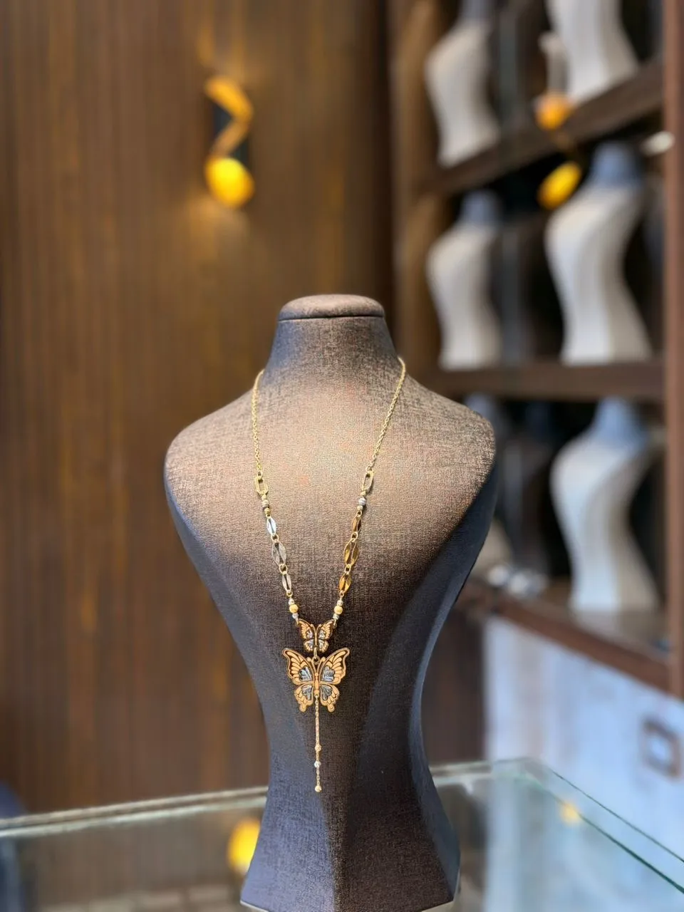 طوق فراشة نقش المازي - منظر أمامي