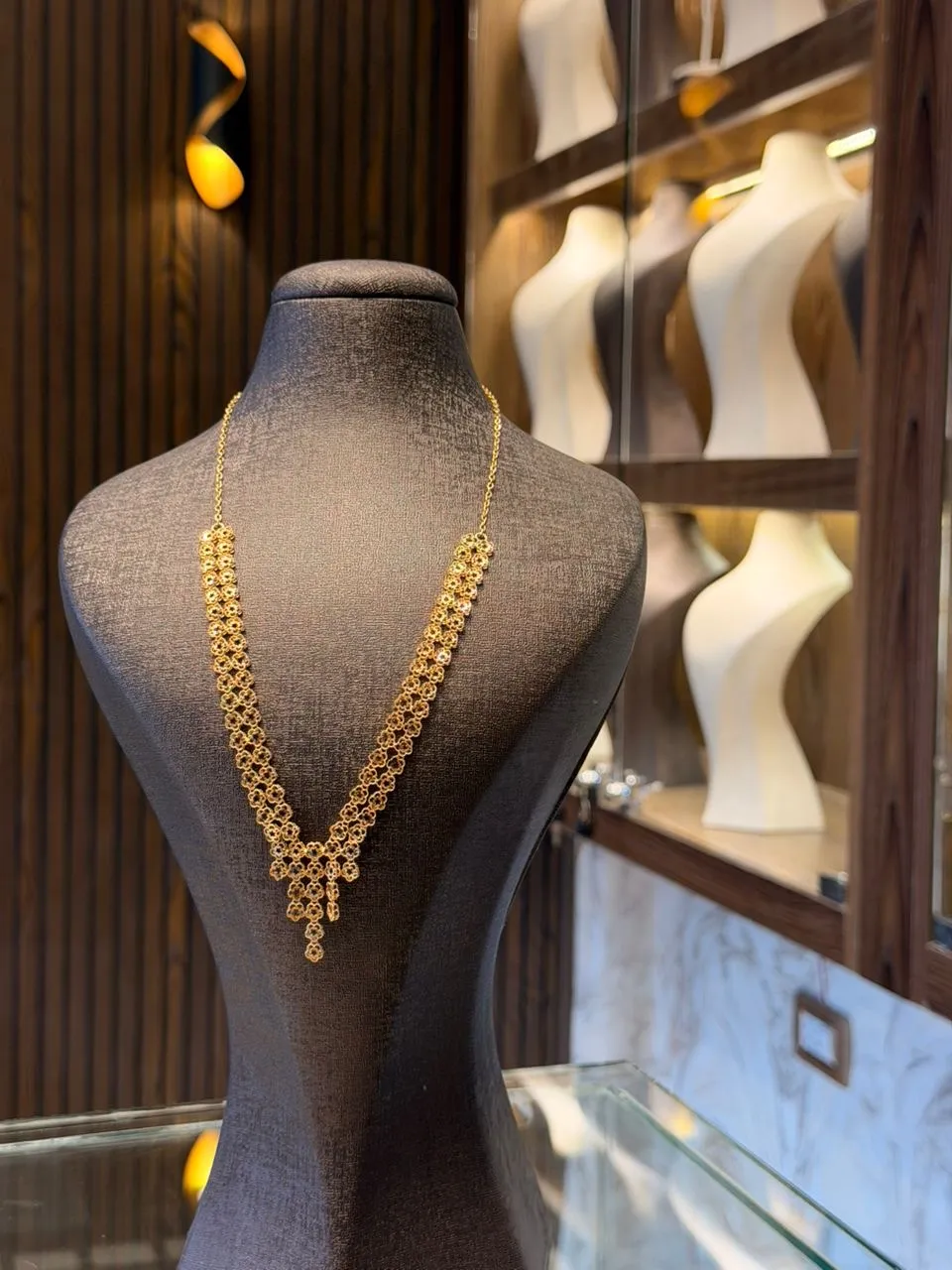 طوق باولا سلسال - منظر أمامي