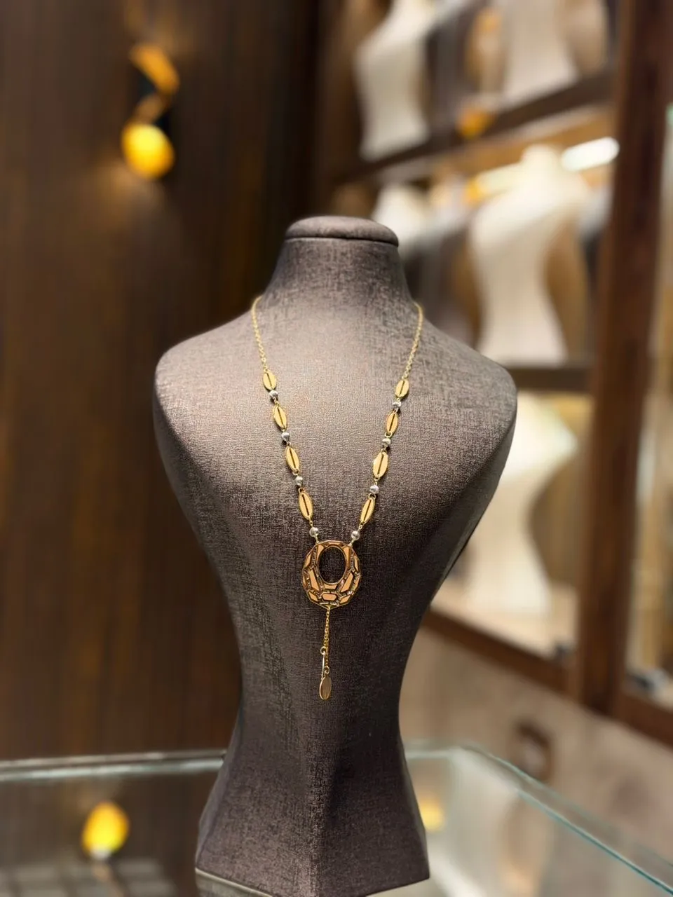 طوق بيضوي نقش ألمازي - منظر أمامي