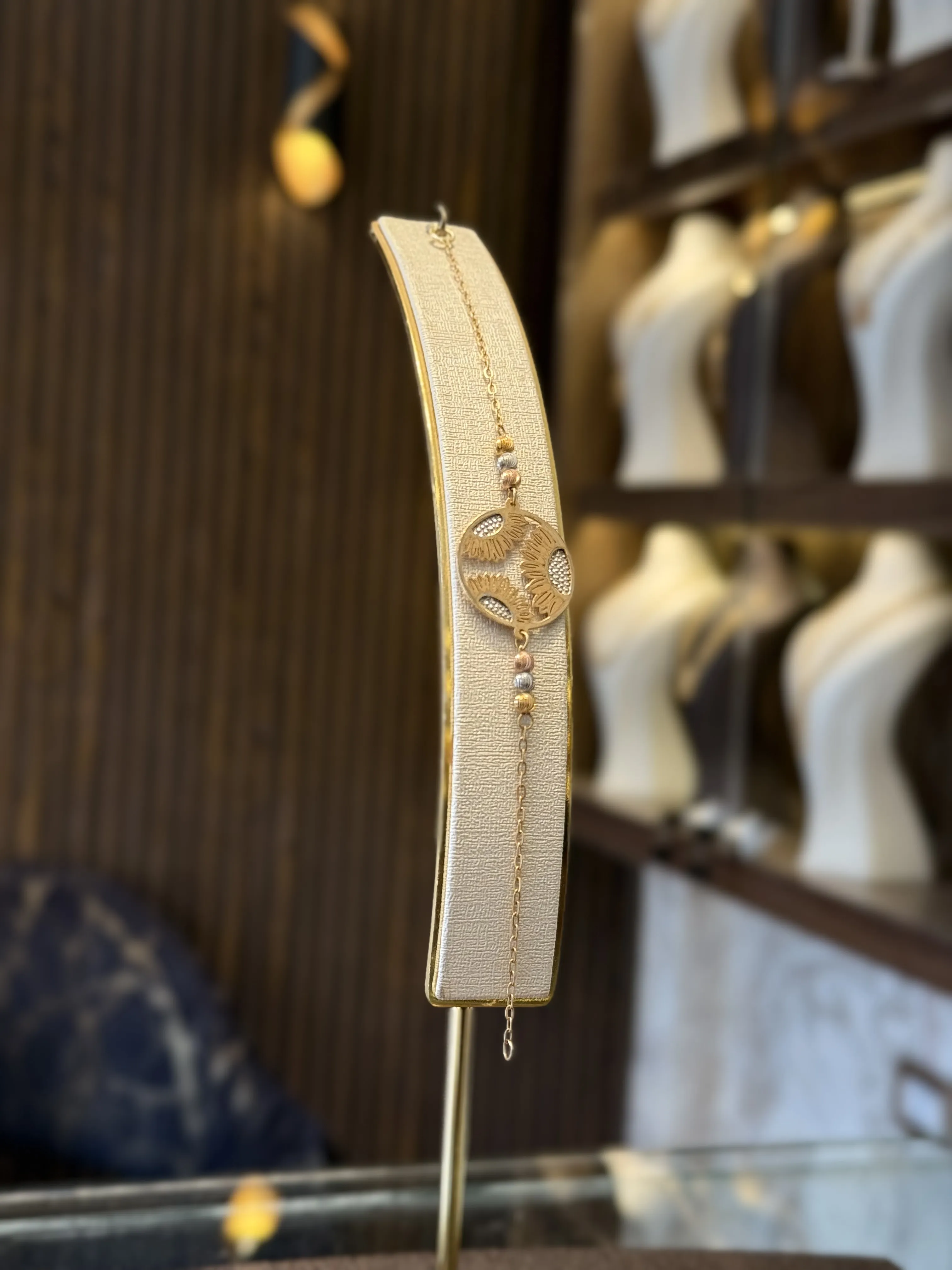 سوارة نقش ألمازي - منظر أمامي