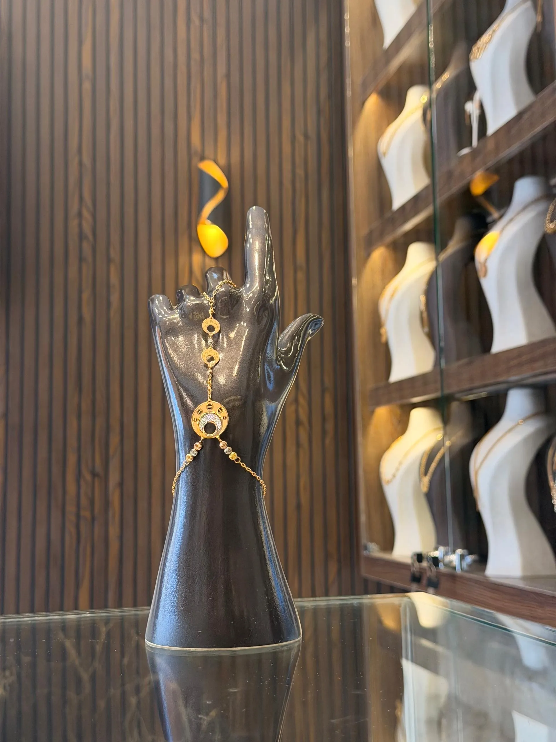 كف نقش ألمازي هلال - منظر أمامي