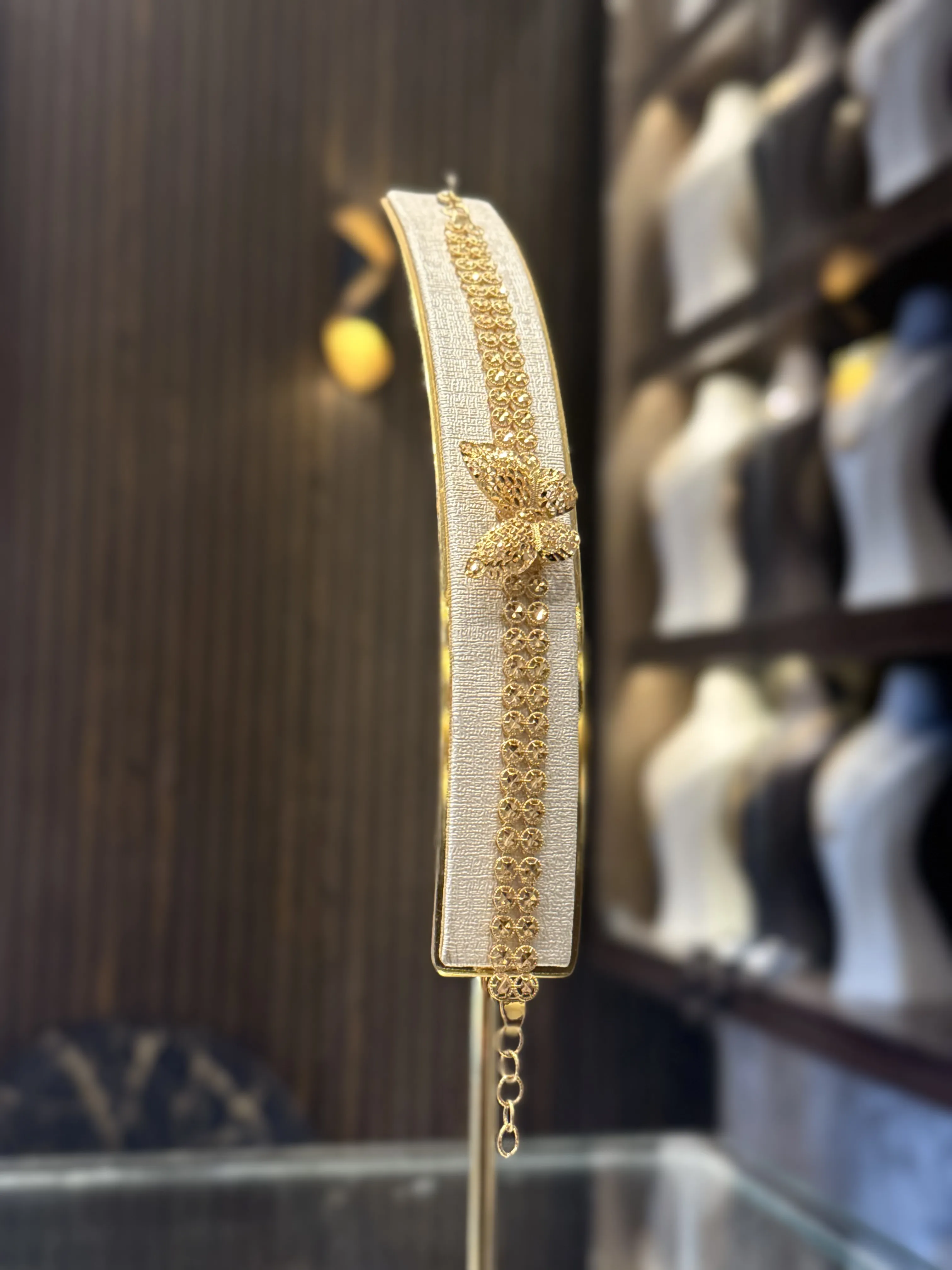 سوارة باولا فراشة - منظر أمامي