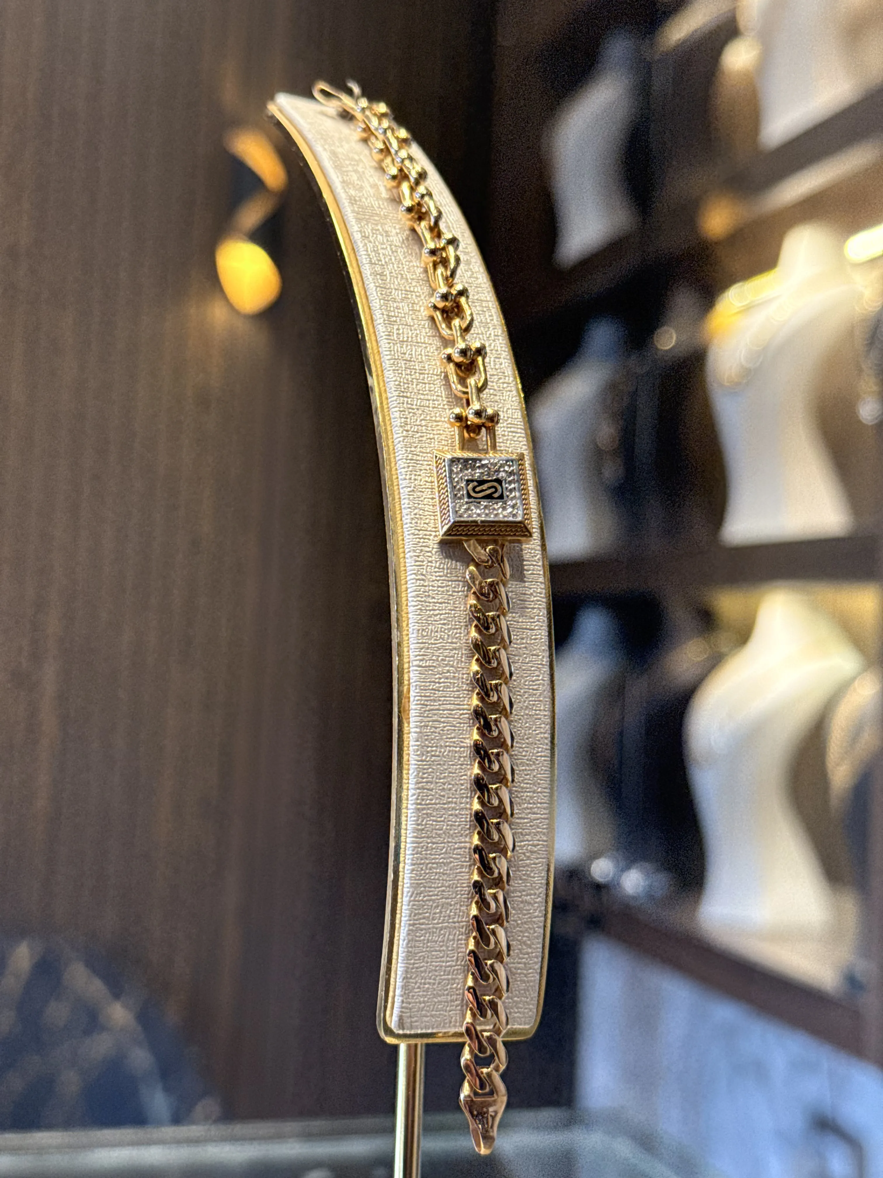 سوارة تيفني موناكو - منظر أمامي