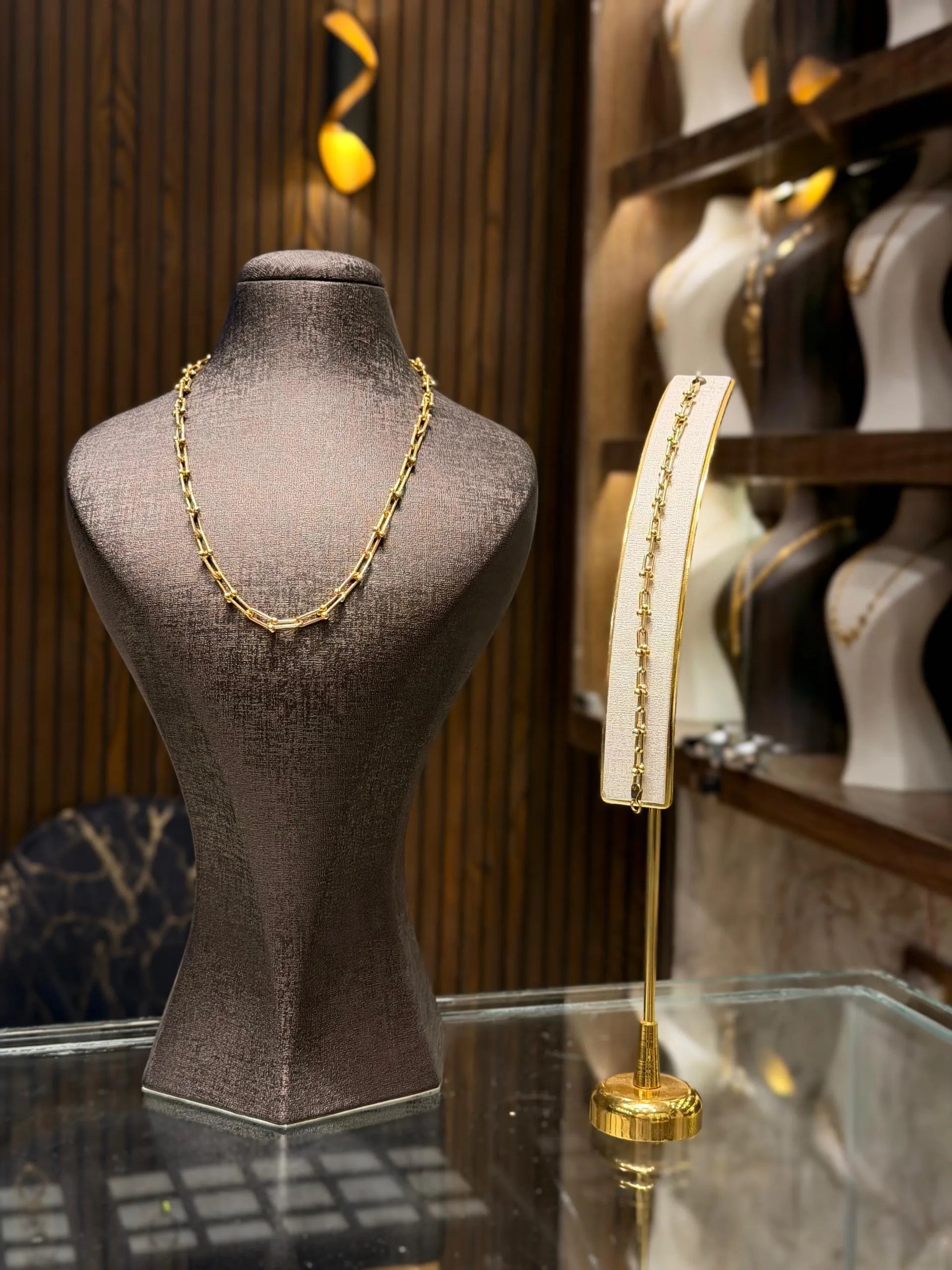 طقم تيفني - منظر أمامي