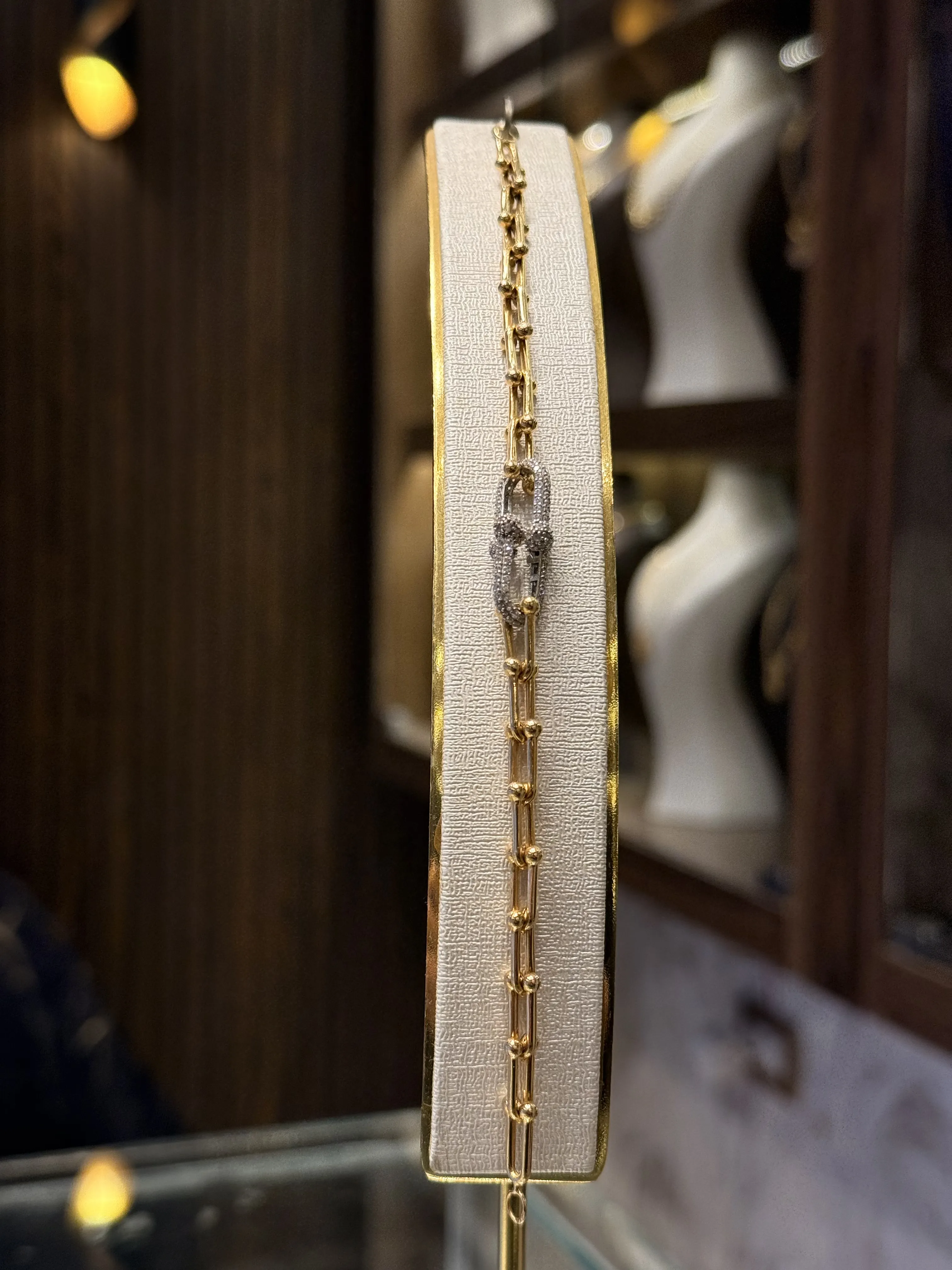 سوارة تيفني - منظر أمامي