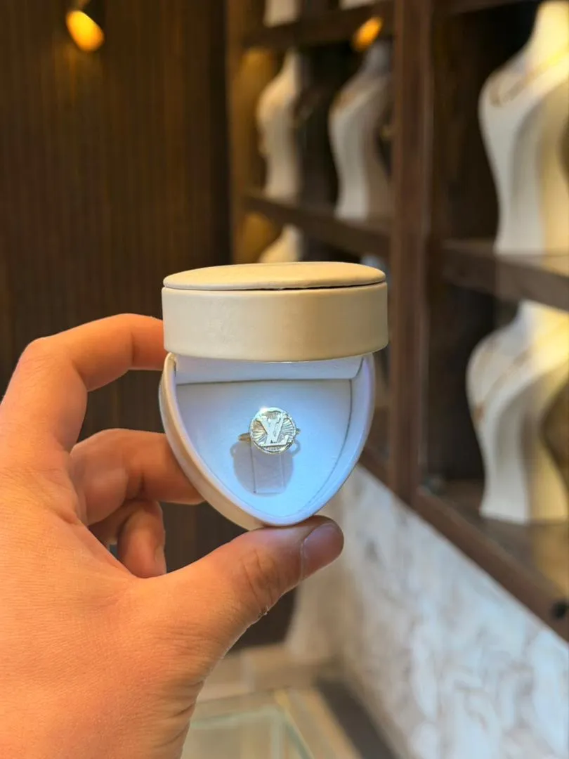 خاتم LV - منظر أمامي