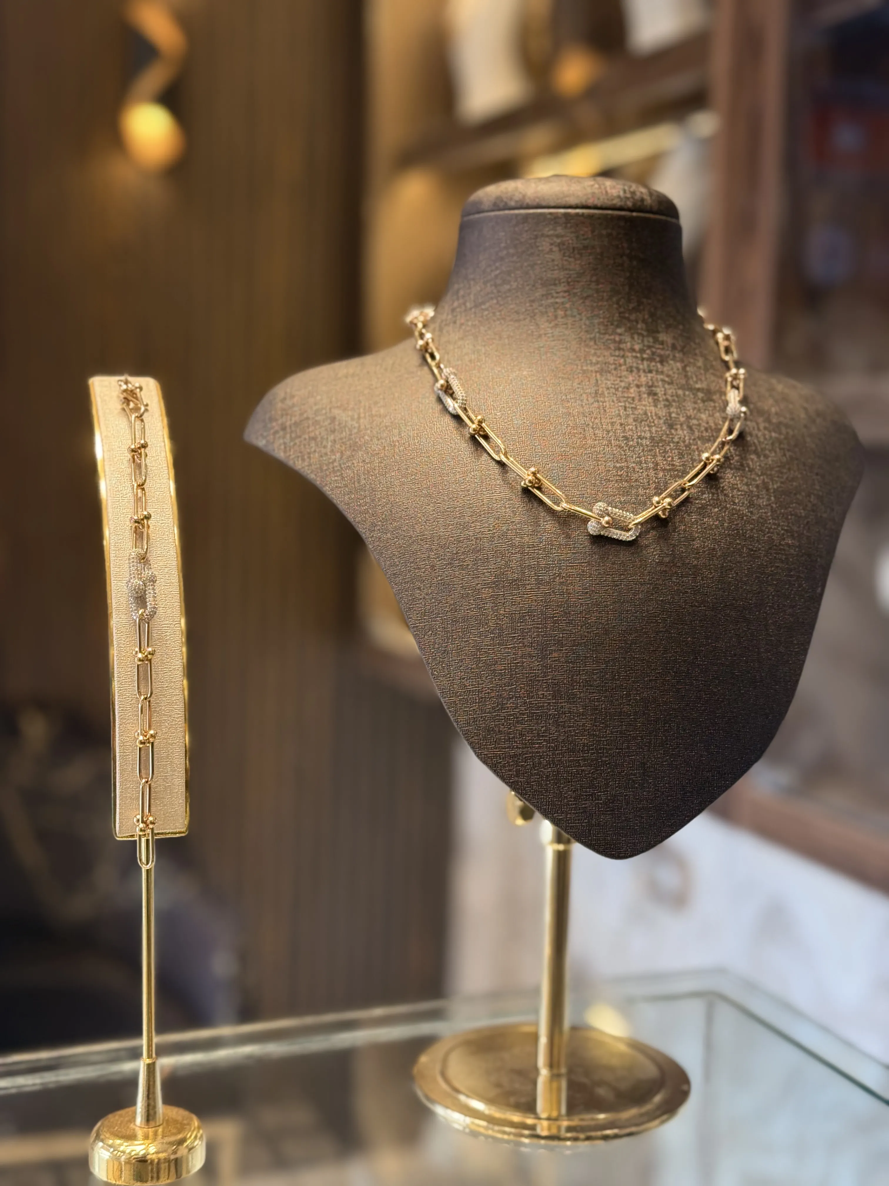 طقم تيفني - منظر أمامي