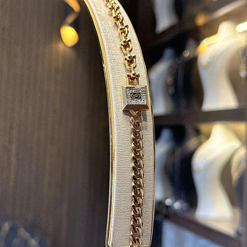 سوارة تيفني موناكو