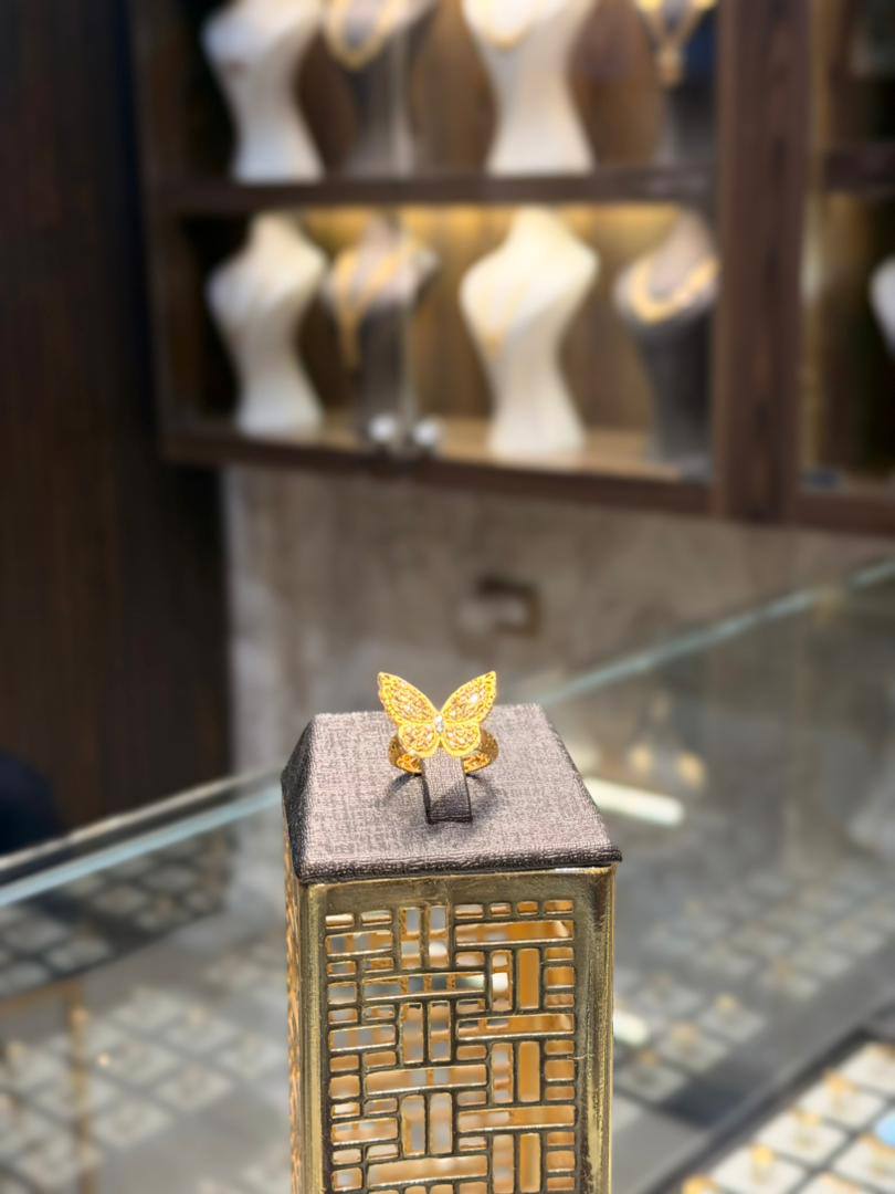 خاتم فراشة - منظر أمامي